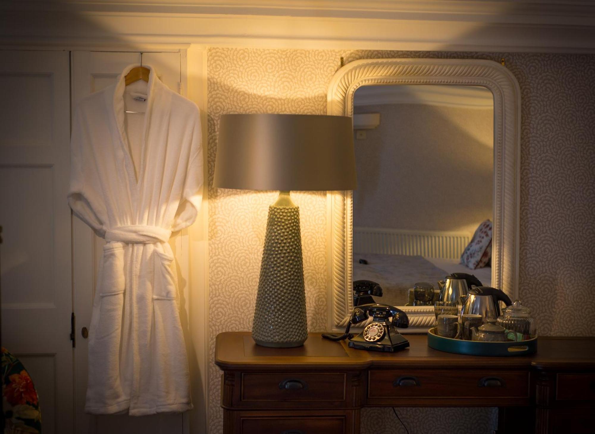 Judge's Lodging York Eksteriør billede A bathrobe hanging on a door